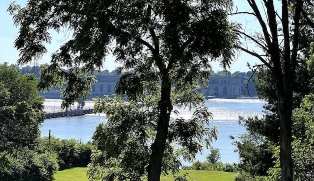Riverview Orchard 1: Mississippi River & Dam View in Hamilton