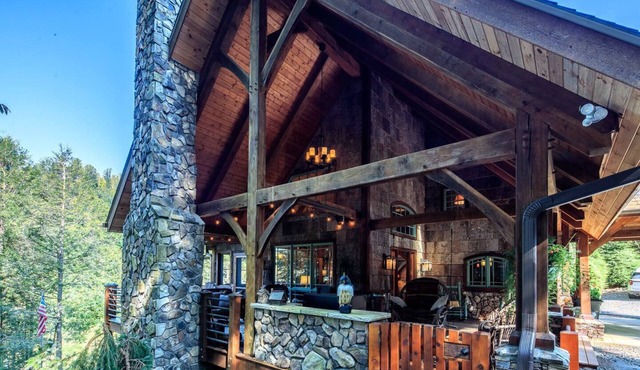 Riverwind Lodge - Luxury Riverfront Lodge - Outdoor/Indoor Fireplaces - Privacy & Views