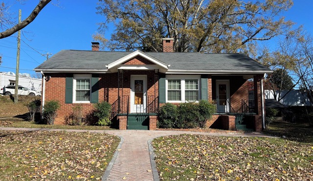 Robin's House is a charming 2-bedroom cottage steps away from downtown Landrum.