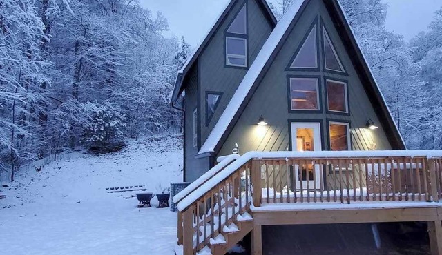 Romance & Relaxation w Hot Tub, Robes, Firepit.