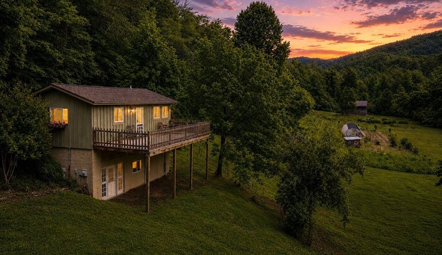 Romantic Mountain Cottage Near Boone