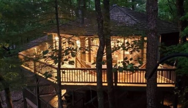 Romantic Retreat in the Treetops of Big Canoe with Hot Tub & Stunning Views!