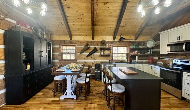 Rustic cabin newly remodeled just 15 minutes from downtown Winston Salem. in Germanton