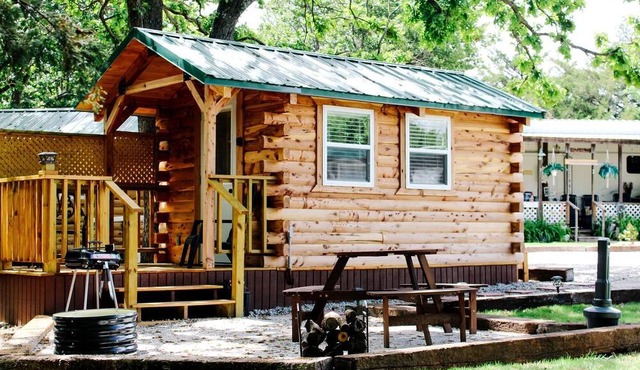 Rustic Log Cabin with Outdoor Fire Pit and Porch in Toronto, Kansas in Toronto