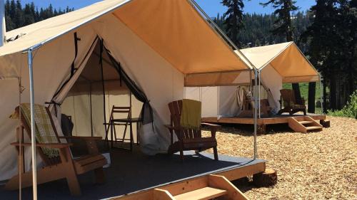 Scenic Sierra Glamping Stay Near Mokelumne River California in Bear Valley