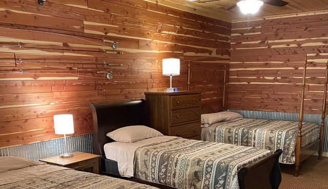 Secluded 2k sq ft Log Home on 5-acre, 5 min to world-class trout waters and lake in Norfork