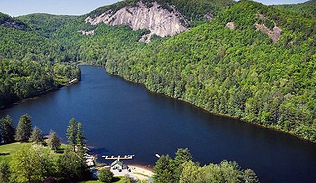 Secluded House, 2 Minute Walk to Gorgeous Lake, Bald Rock & Walking Trails