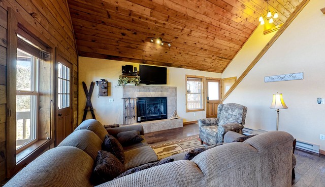 Secluded Mountain Escape W/Full Kitchen, free WiFi, & More