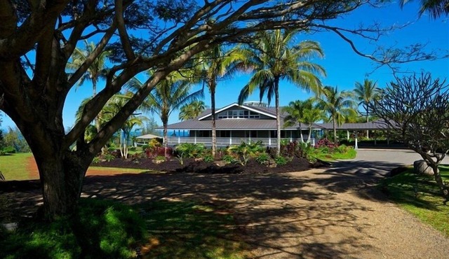 Secret Beach Estate: Private beach access, pool, tennis, spa chefs kitchen, A/C