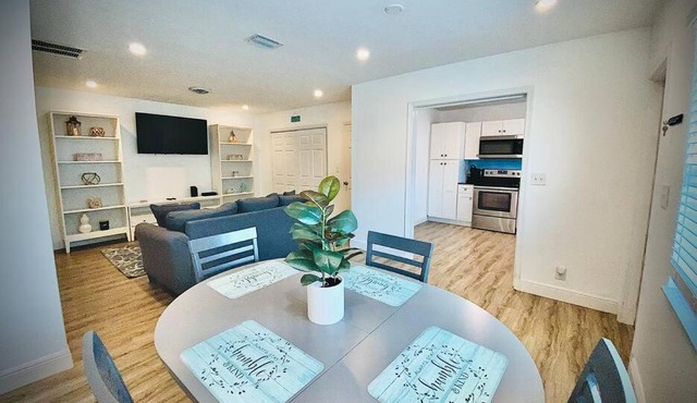 Secret Serenity! Roomy! Pool! 5 min from Beach!