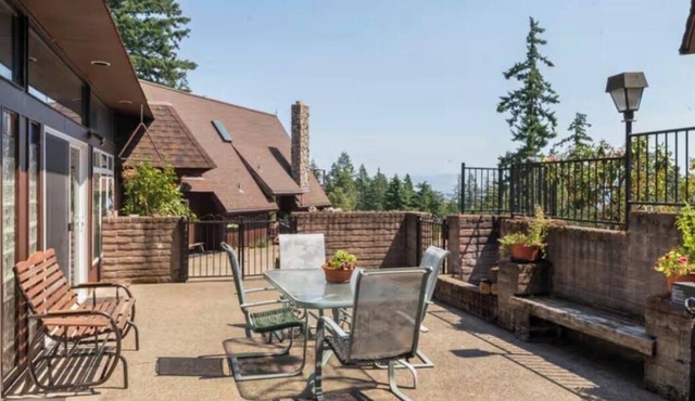Serene 3-bedroom country house in charming Eugene awaits you in Eugene