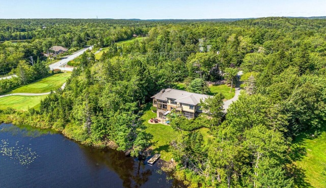 Serene modern Lakehouse on Golf Course in Hammonds Plains