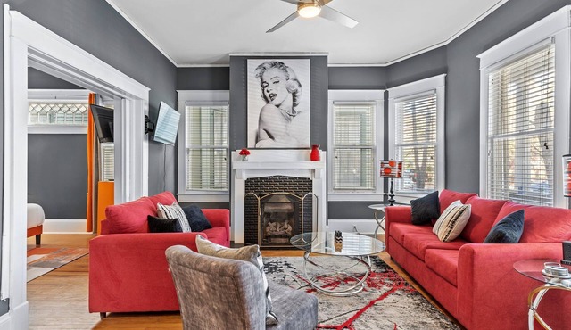 Showstopper 3 BD heart of downtown historic district. No cleaning fee!