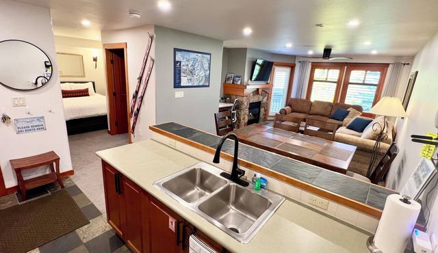 SKI-SLOPE VIEW! 3rd Floor! 1 Bedroom + Den, Sleeps 6! Heated Pool! Ski Locker! in Brighton