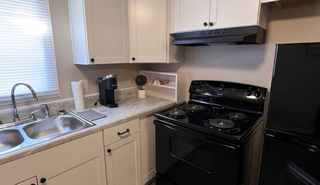 Skipper 2: Chic 1-bedroom apartment with AC, WiFi in charming Rockingham
