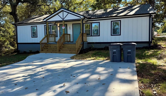 Skyline Split A Retreat Close to Everything You Need! Quiet, Clean & Convenient. in Greenville
