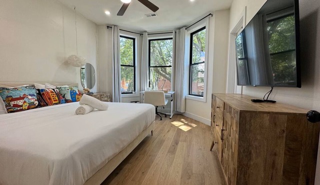 Sleek Avondale Condo - King and Queen + Spa Bath + Garage + Sass in Chicago