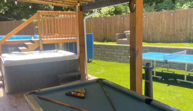 Sleeps 16, 7BR, 9 Beds, Pool & Hot Tub, Game Activities, 5 Miles to Airport