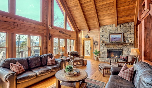 Sleeps 28, 2 Cabins, 10BR/8BA, Hot Tub, Game Room, Firepit, King Beds, Helen, GA