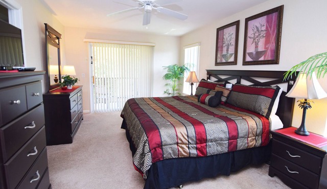Smart HDTVs, Largest Regal Palms 4 bed/3.5 bath End Unit 1856 SqFt, Disney Close
