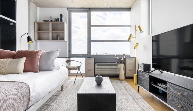 Smart Lincoln Park Studio w/W/D, walk to L & New City, by Blueground in Chicago