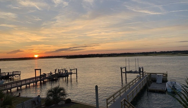 Soundfront 4BR with Private Dock & Beach & Elevator. Walk to Town