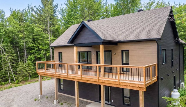 Spa, Pool Table & Comfort | Chalet le Barista in Brownsburg