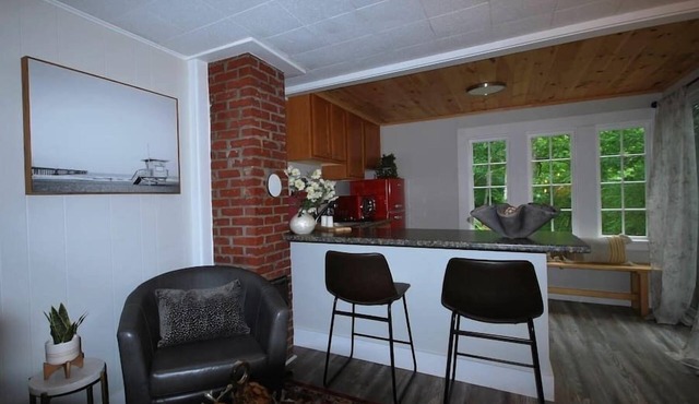Spacious 1 Bedroom Cottage Close to Everything 3