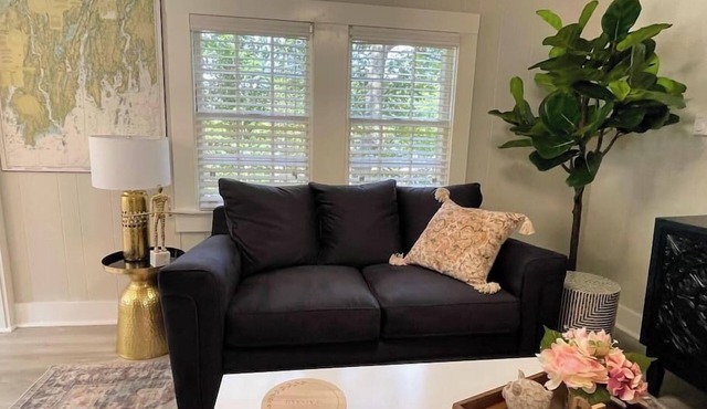 Spacious 1 Bedroom Cottage Close to Everything 1