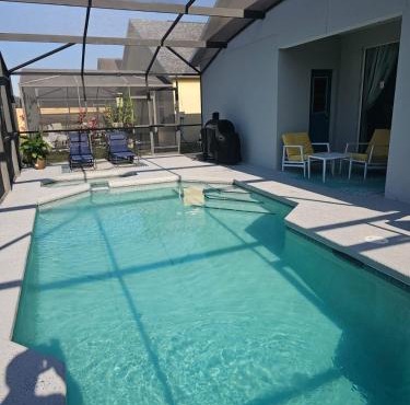 Spacious 2 en-suite BR, pool & spa retreat