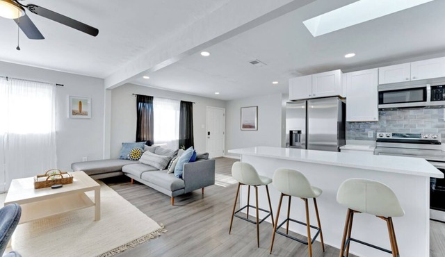 Spacious 3 Bedroom Virginia Beach Getaway – 30 + Night Stays in Virginia Beach