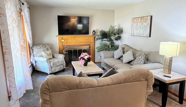 Spacious 3 level 4-bedroom house- 2 Full kitchens-2 king beds and 3 queen beds. in Campbell