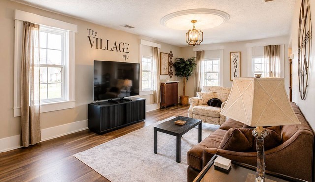Spacious 3BR Loft in Historic New London, Sleeps 8, Near Cedar Point in New London