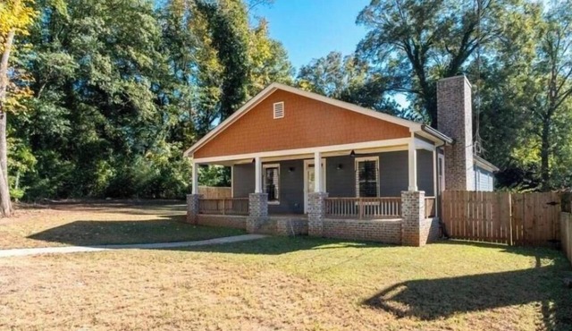 Spacious 4 br 3 ba! Minutes to Benz stadium, airport, downtown, and AU Center.
