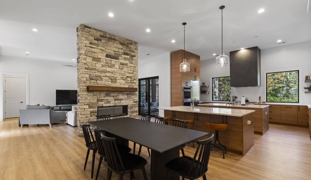 Spacious 5-Bed Lake Keowee Retreat – Only 15 Mins from Clemson!