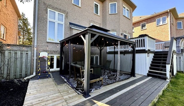 Spacious 5BR Firepit, Free Parking, Near Airport in Mississauga