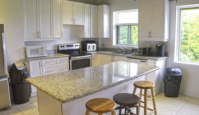 Spacious 6 Bedroom Chalet/Hot-Tub Blue Mountains in Blue Mountain