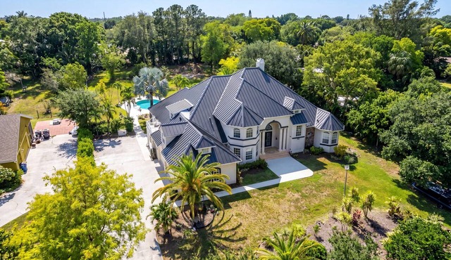 Spacious 6-bedroom house in beautiful Coconut Creek with AC