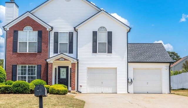 Spacious Corner-Lot Sanctuary w/Sunroom and Deck in Ellenwood, Georgia