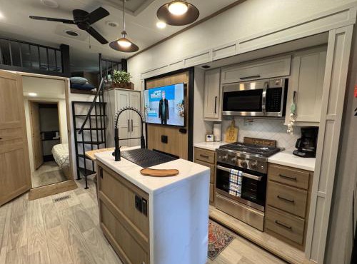 Spacious Four room glamping Rv with Tiki bar including golf cart in River Ranch
