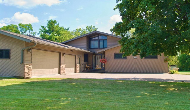 Spacious Independence Home - Conveniently Located