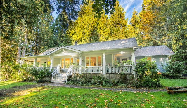 Spacious Inn: 3 Suites (each with bthrm), Living & Dining Rm, Kitchen, Hottub in Ashford