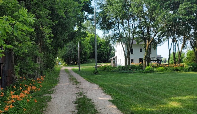 Spacious, Newly Refurbished Cozy Farmhouse on 100 acres in Desboro