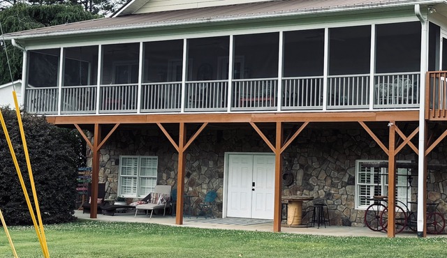Spacious Private Apartment minutes from downtown