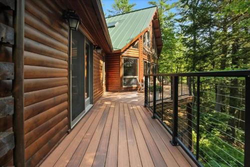 Spacious Waterfront Log Home on Huge Lake in Private Cove: Host Weddings