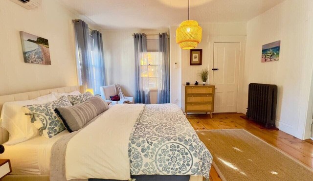 Spacious West End Retreat. Walk Everywhere, Prime Portland Location. 5 BR/3BTH. 6 BEDS. in Portland