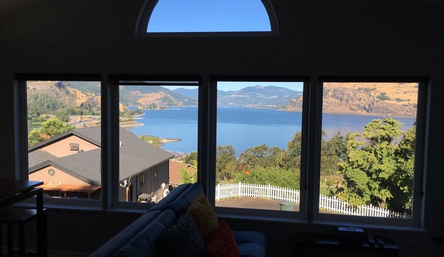 Spectacular Gorge views! Bright and Comfortable Pet-friendly Retreat in Mosier