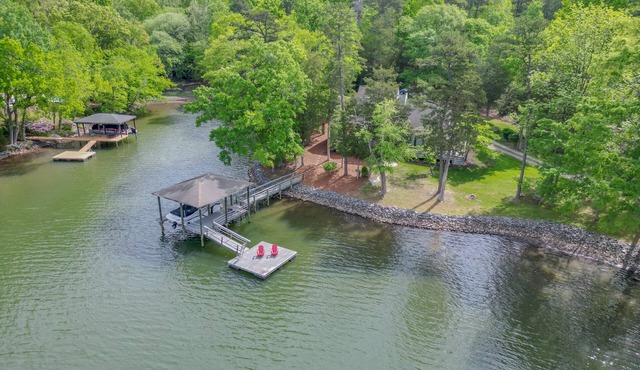 Sprawling Lakefront Home on Peninsula, Beach, Dock, Kayaks, SUPs, Dogs Welcome! in Clover