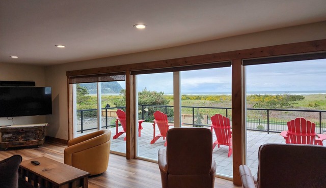 Stunning 4br Oceanfront on South Prom in Seaside
