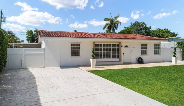 Stunning Home with a HEATED POOL 4 miles to the beach! in Pompano Beach